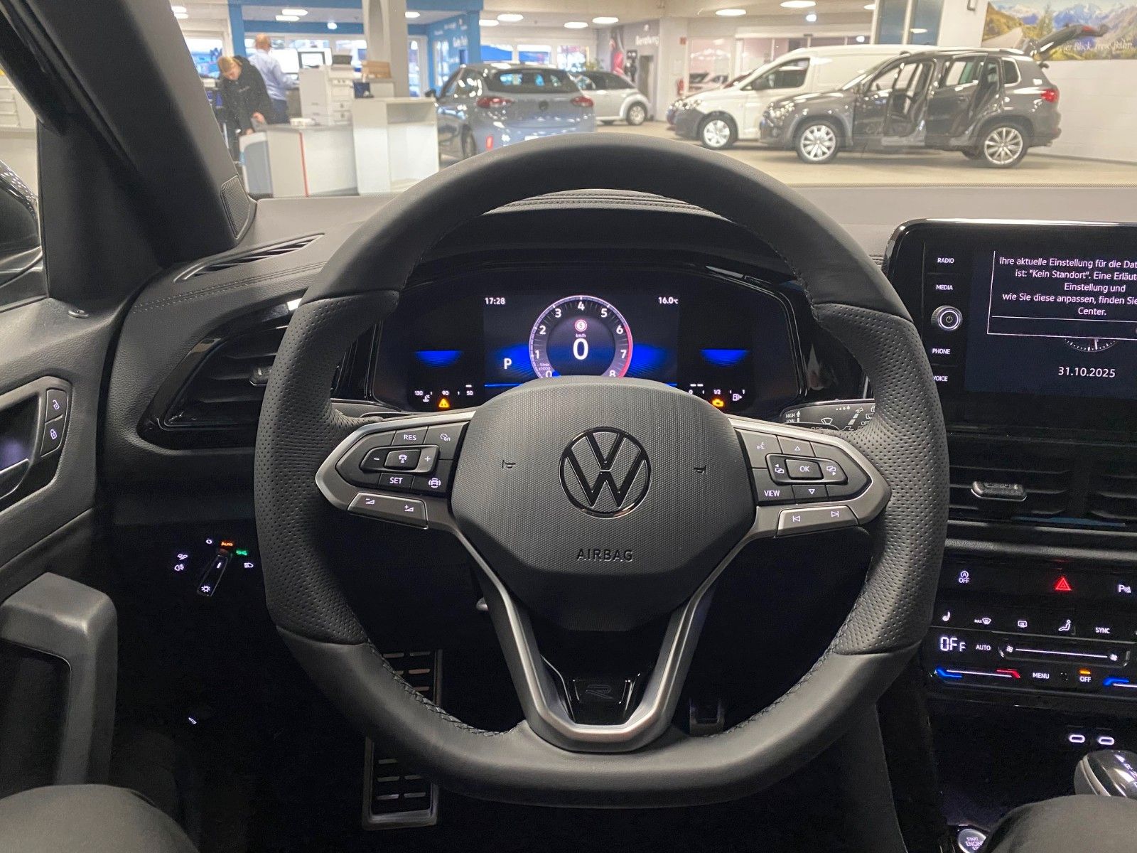 Fahrzeugabbildung Volkswagen T-Roc 1.5 TSI DSG R-Line+ACC+AHK+19"+KAMERA+LED+