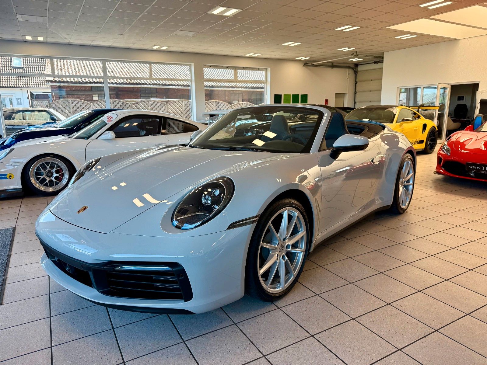 Fahrzeugabbildung Porsche 911 992 Carrera Cabrio Sportabgas/ACC/18-Wege