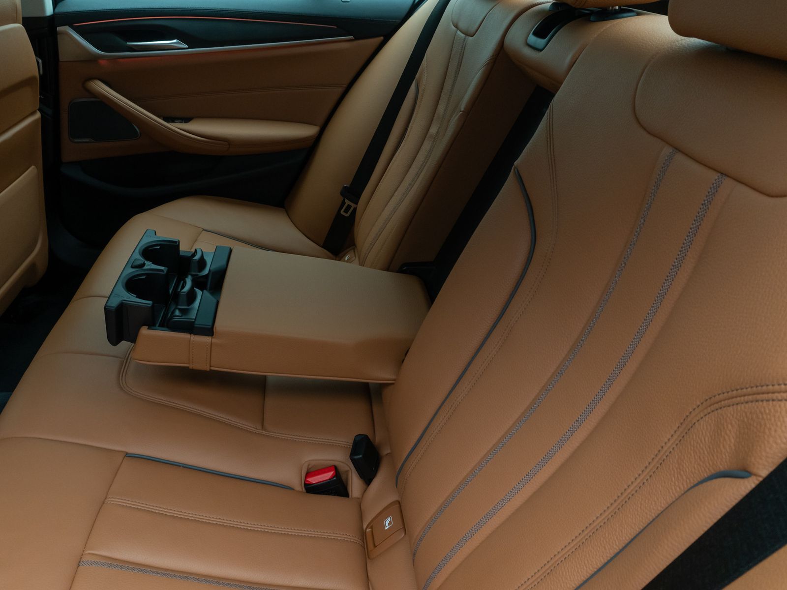 Fahrzeugabbildung BMW 530d xD LuxuryLine H/K DAB Komfort Alarm AHK ACC