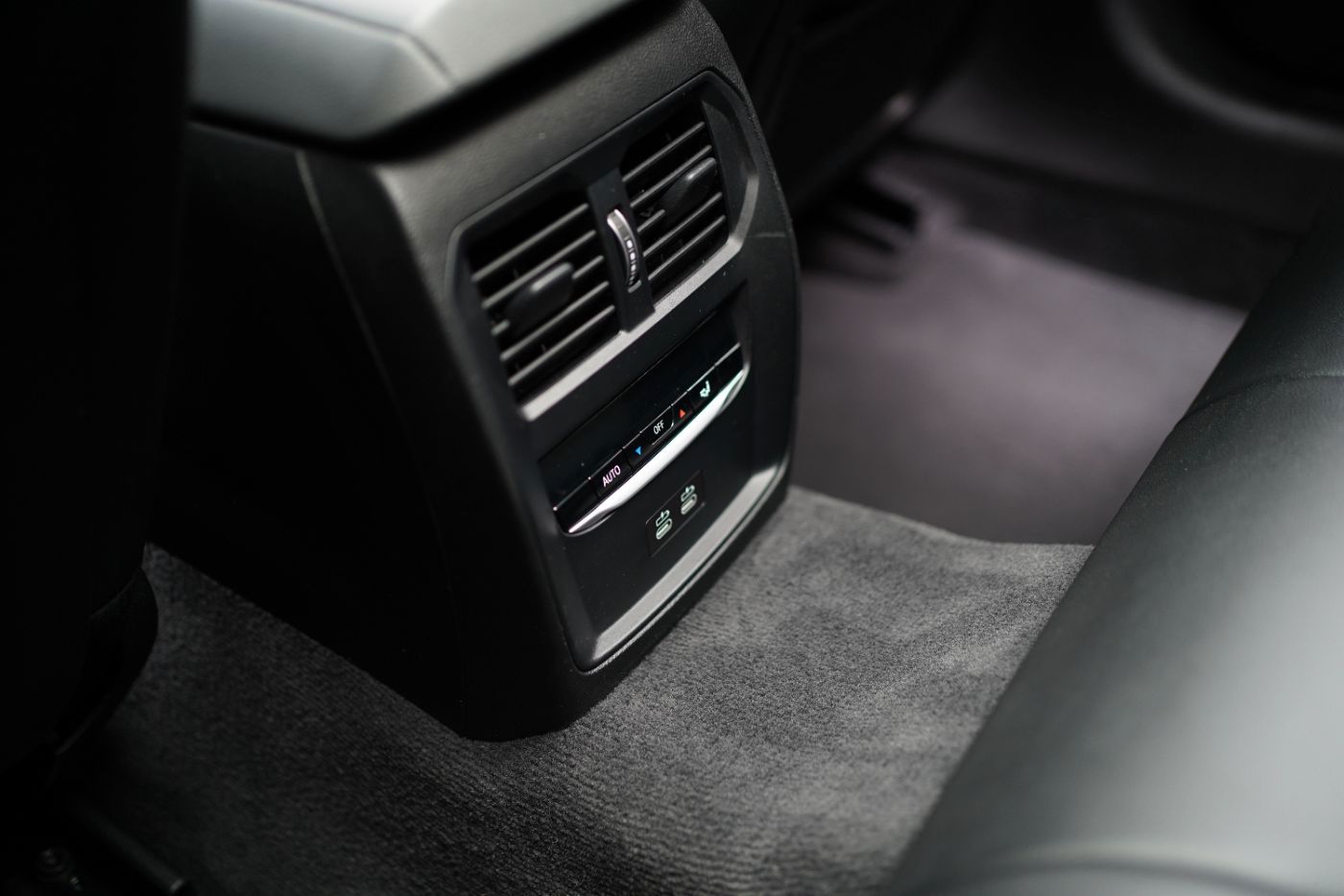 Fahrzeugabbildung BMW 330i Advantage +AHK+Glasdach+Head Up+Laserlicht+
