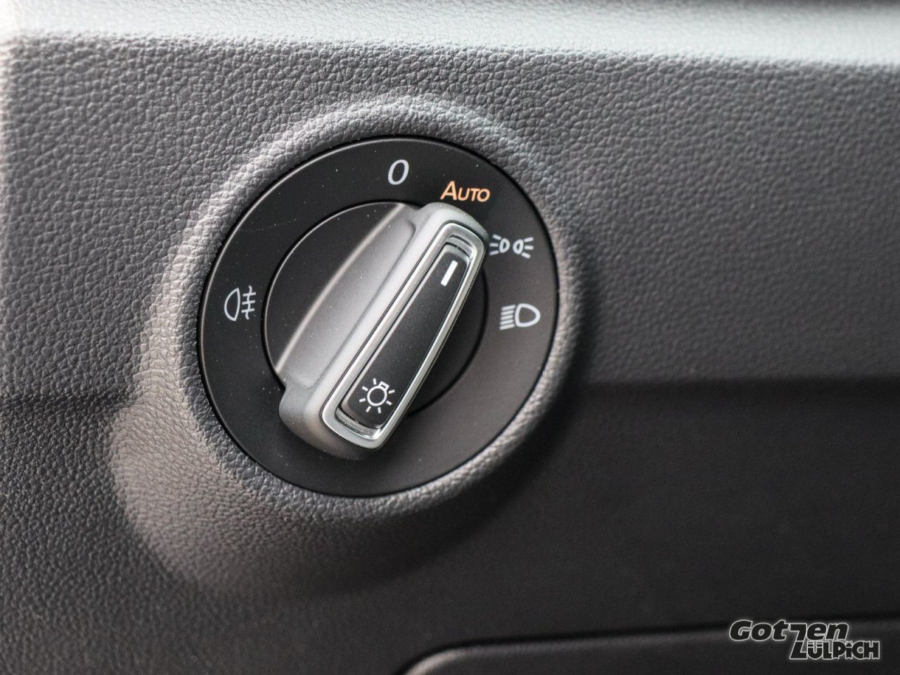 Fahrzeugabbildung Volkswagen T-Roc Move 1.5 TSI Navi Rückfahrkamera AHK LED
