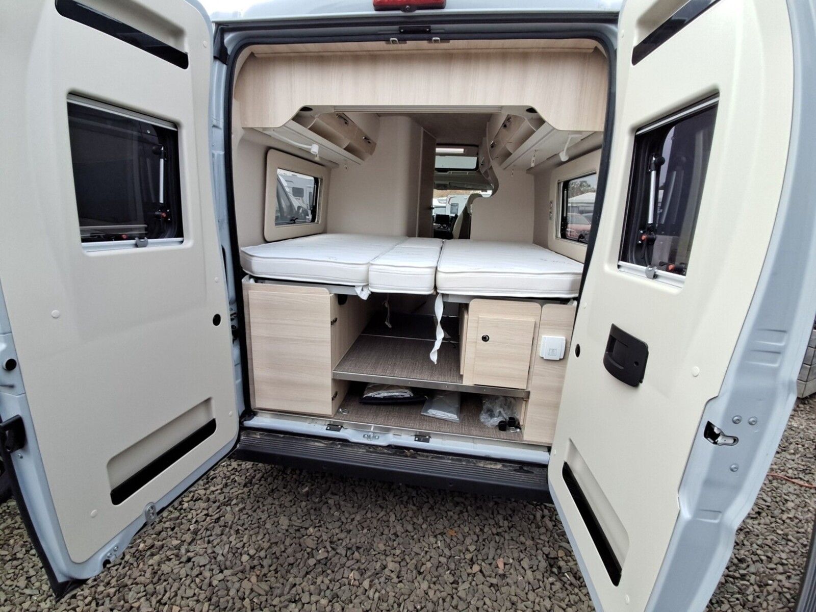 Fahrzeugabbildung Eura Mobil Van V 635 HB Captain-Chair-Sitze, Skyroof, RFK