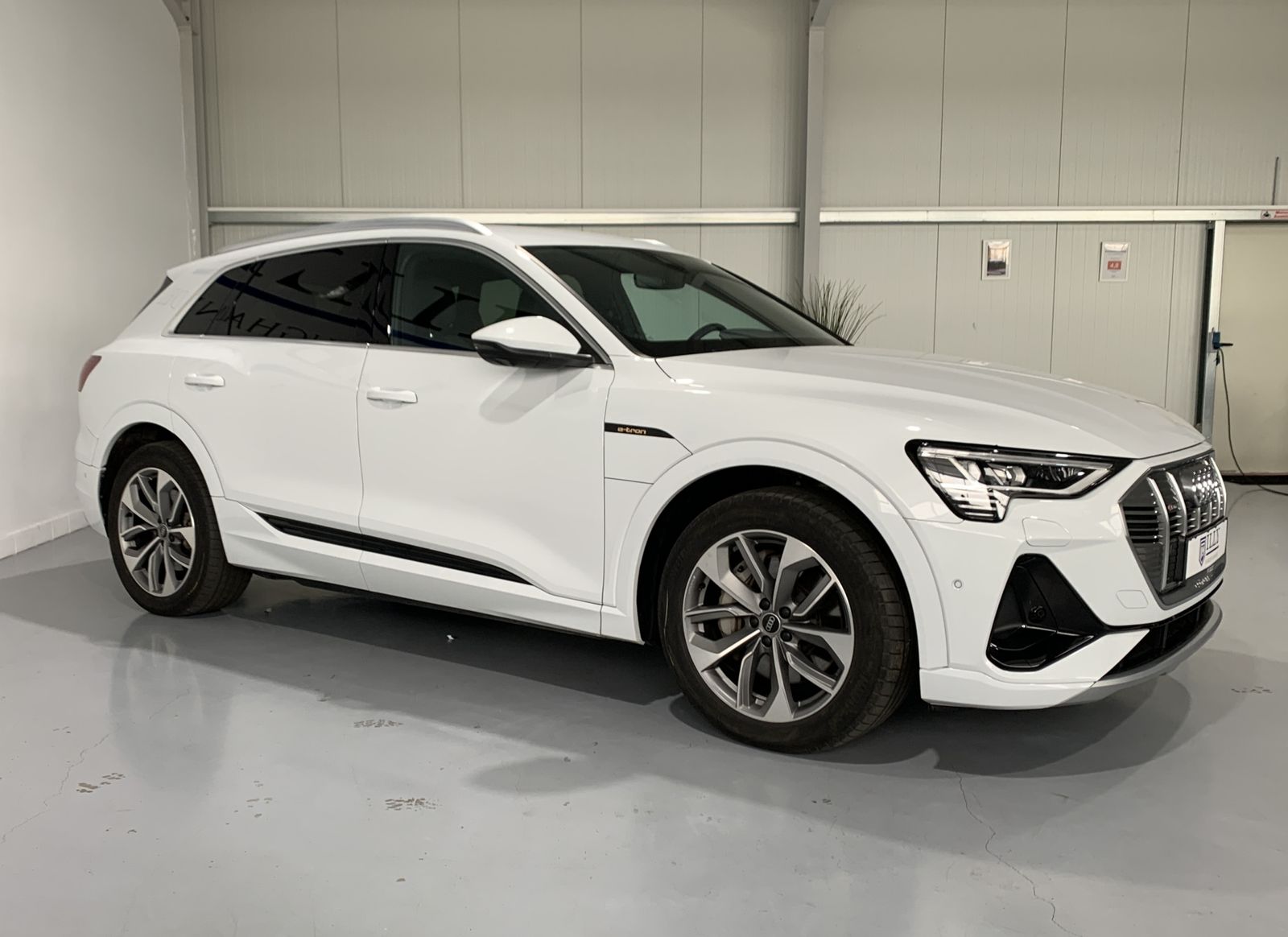 Fahrzeugabbildung Audi e-tron 55 Quattro*S-line*Leder*Matrix*HUD*AHK*