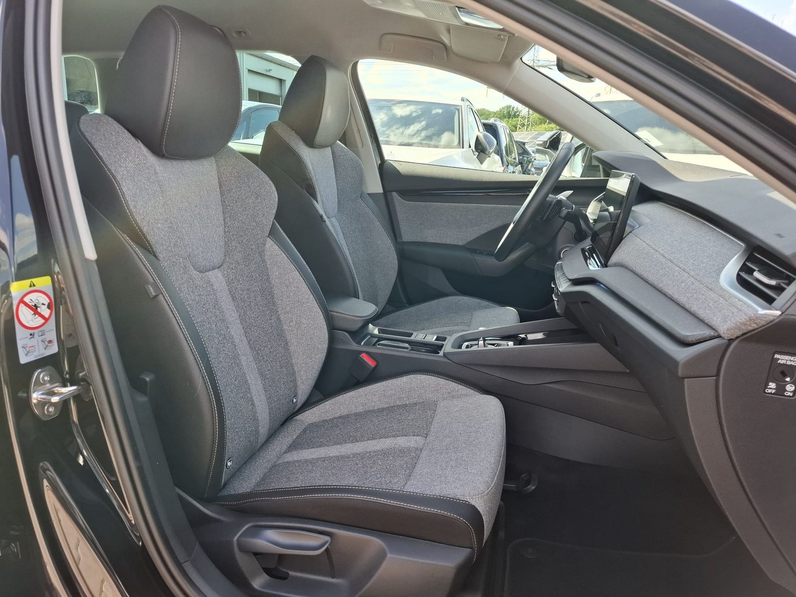 Fahrzeugabbildung SKODA Octavia 1.5 eTSI DSG Selection LED*AHK*5J-Gar.