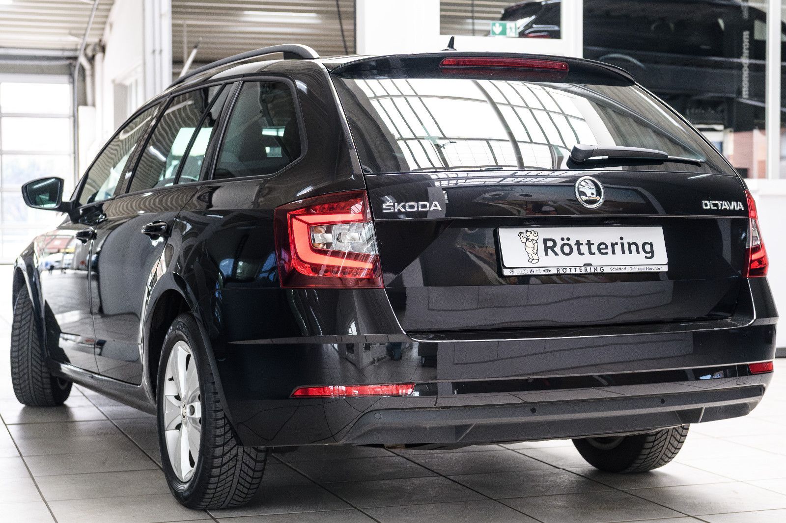 Fahrzeugabbildung SKODA Octavia Combi Tour 1.0 +NAVI+LED+el.Heckkl.+MFL