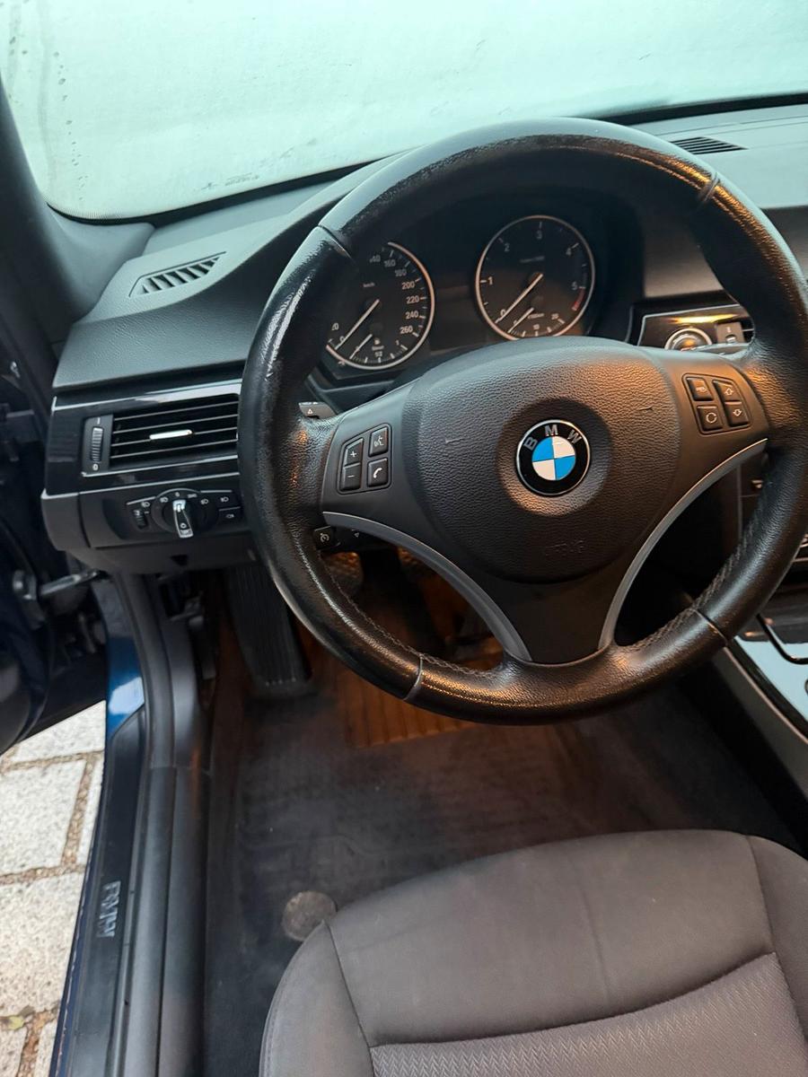 BMW 320 2011 — photo 7