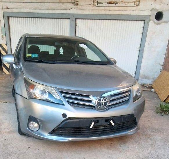 Toyota Avensis 2011 — interior