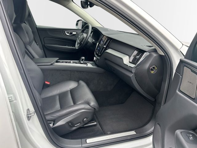 Volvo XC60 B4 Diesel AWD Plus Dark 19'' Allwetter Stan foto 3