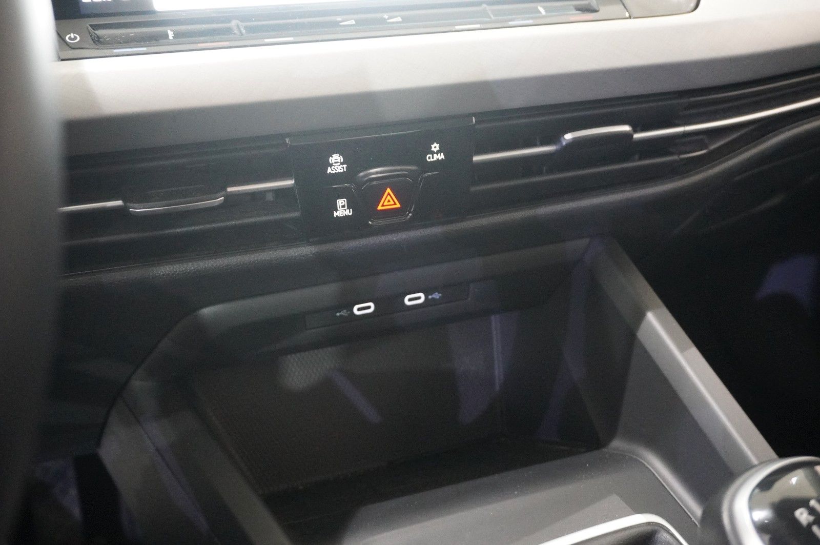 Fahrzeugabbildung Volkswagen Golf VIII Variant 1.5 TSI LIFE NAVI/LED/SHZ/VIRT
