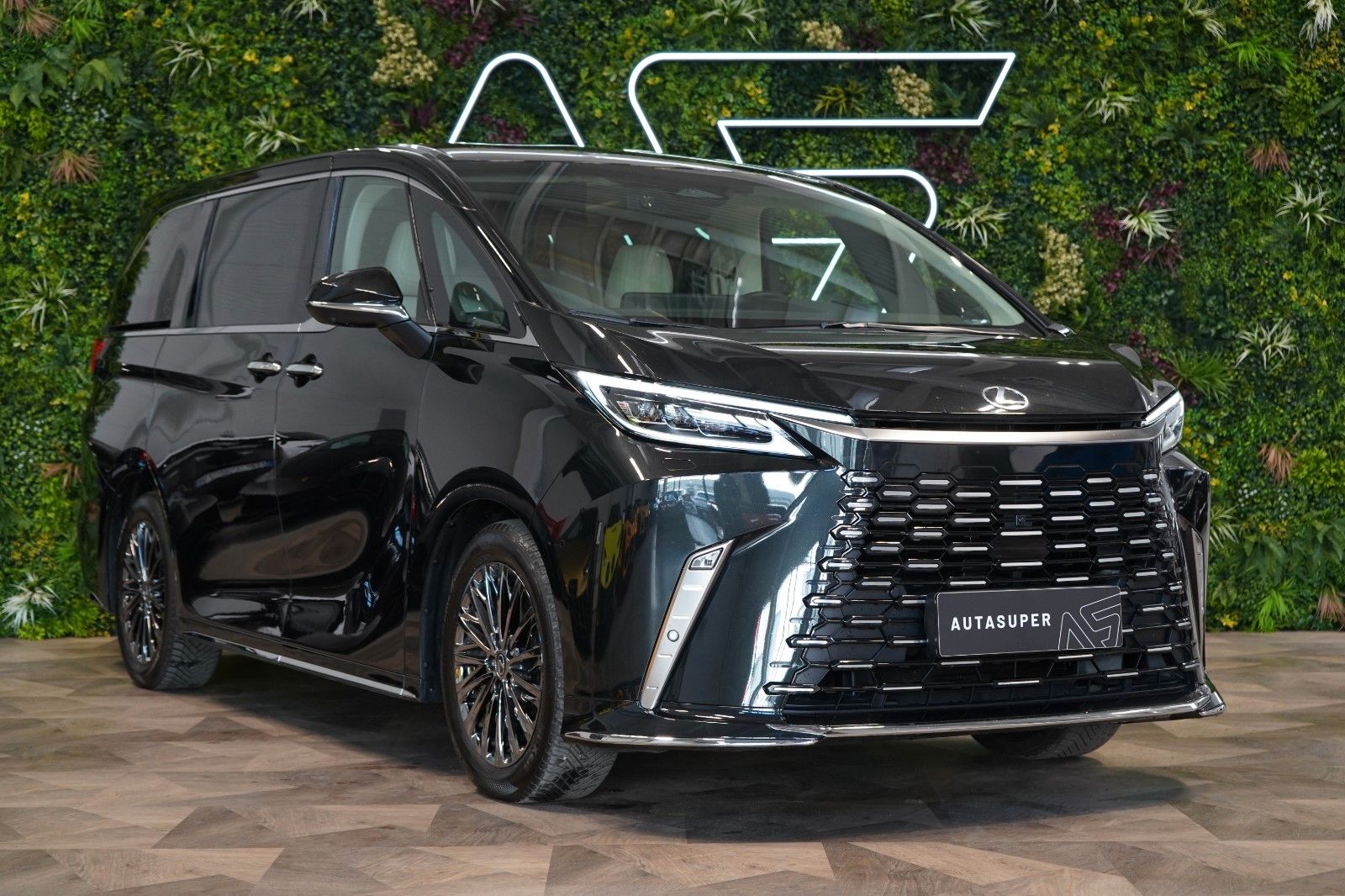 LEXUS LM