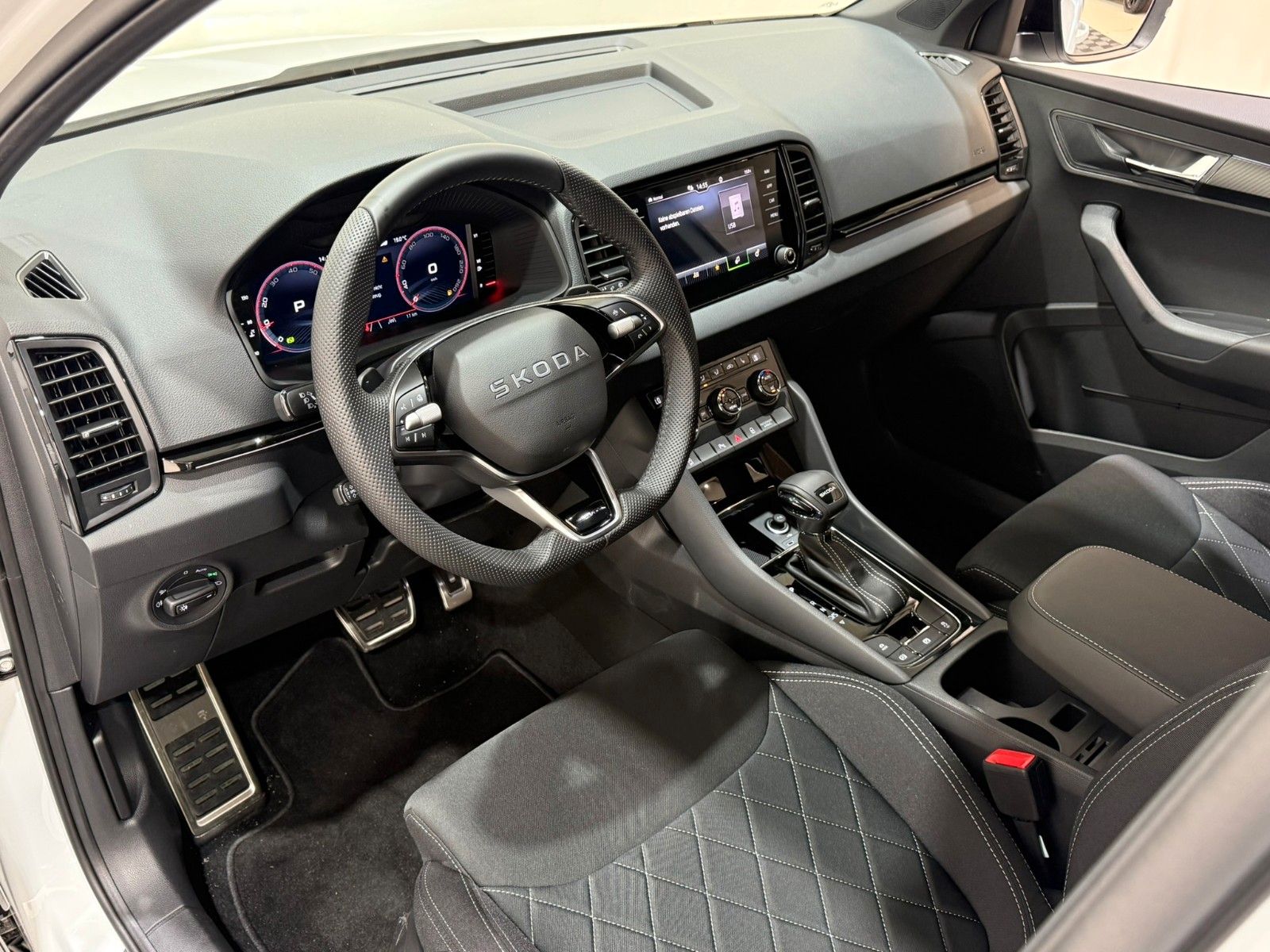 Fahrzeugabbildung SKODA Karoq 1.5TSI/DSG/Sportline/ACC/LED MATRIX