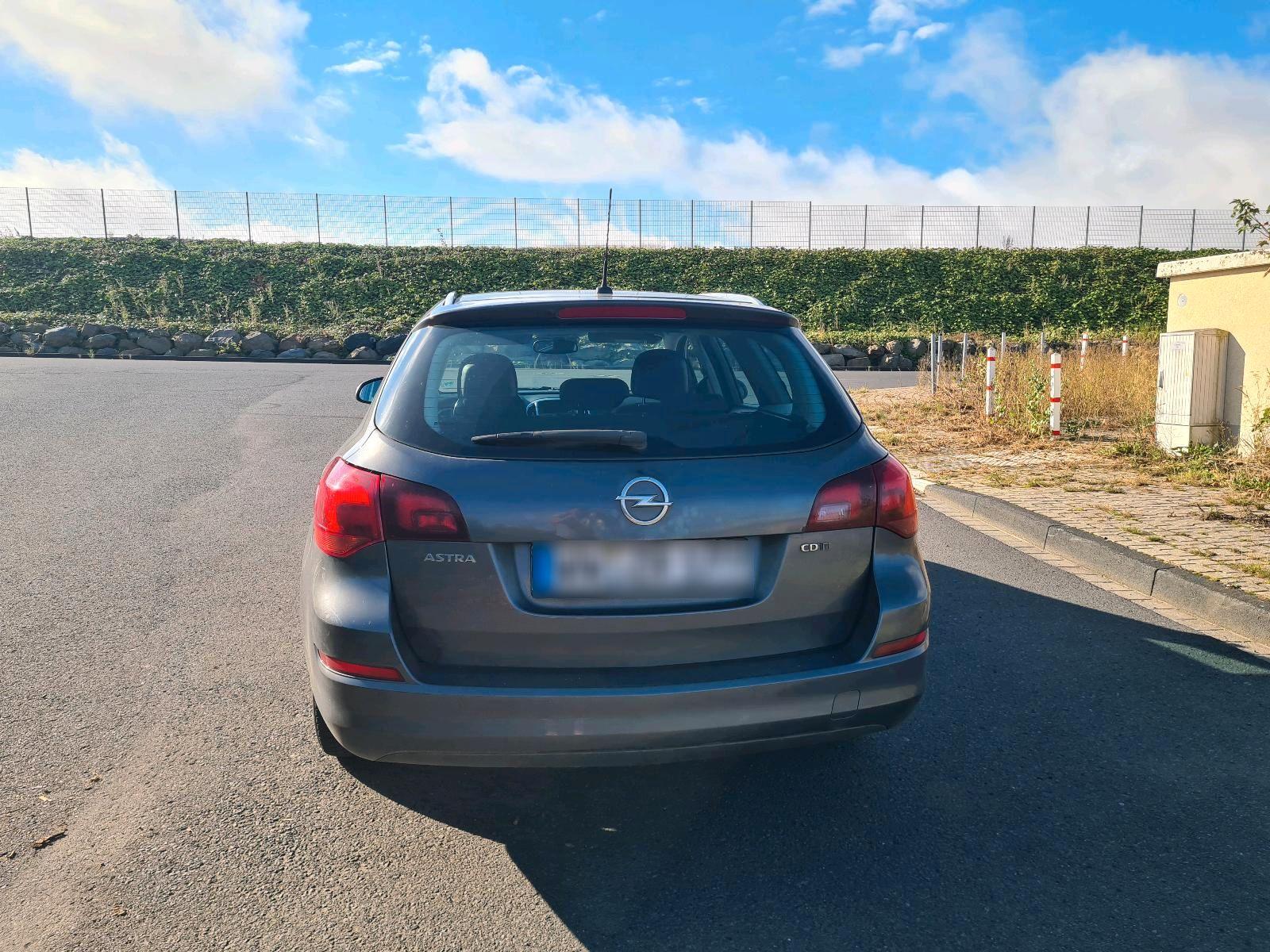 Opel Astra 2011 — photo 6