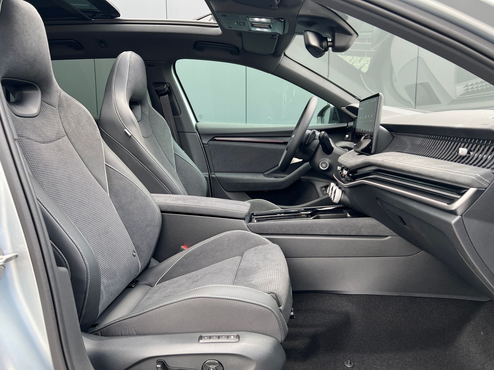Fahrzeugabbildung SKODA Superb Combi  Sportline 1.5 TSI IV DSG *AHK, Nav