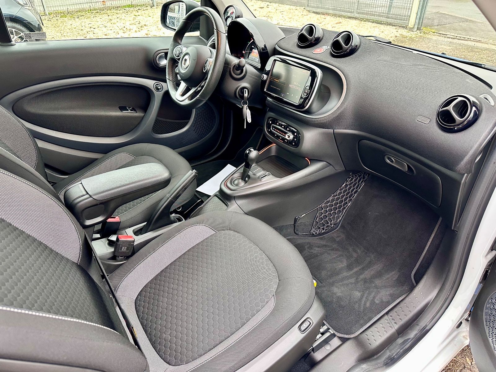 Fahrzeugabbildung Smart ForTwo Coupe EQ /LED/PDC/Kamera/Pano/CarPlay