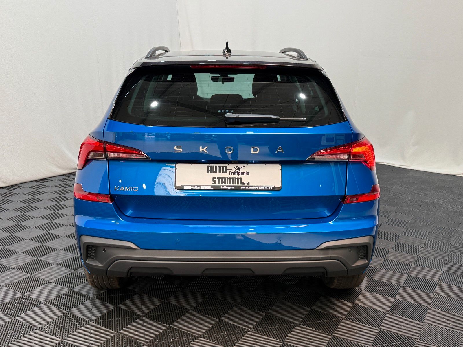 Fahrzeugabbildung SKODA Kamiq 1.0 TSI DSG Selection Black 17Z Kamera SHZ