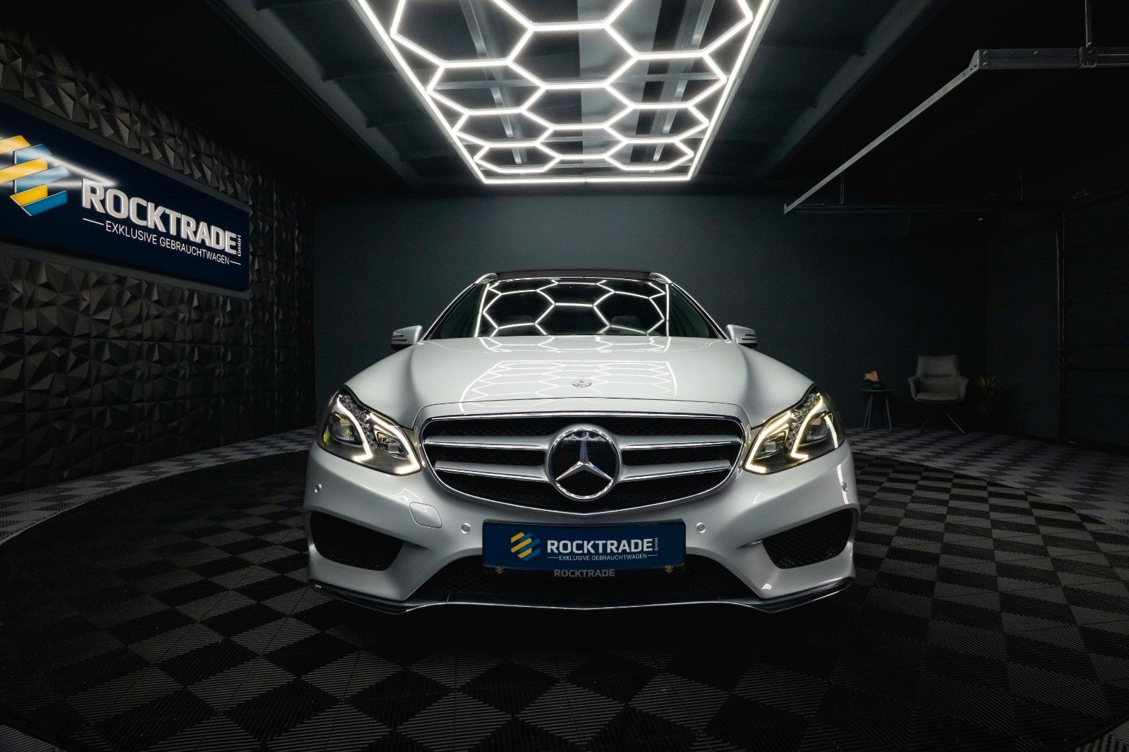 Fahrzeugabbildung Mercedes-Benz E 500 V8 CGI AMG Sport *Airmatic*Pano*ACC*H&K*
