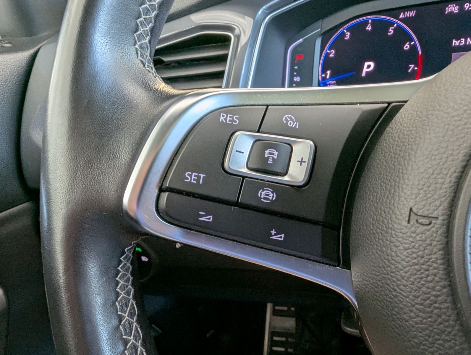 Fahrzeugabbildung Volkswagen T-Roc 1.5 TSI DSG 2x R-Line Sport Pano AID LED