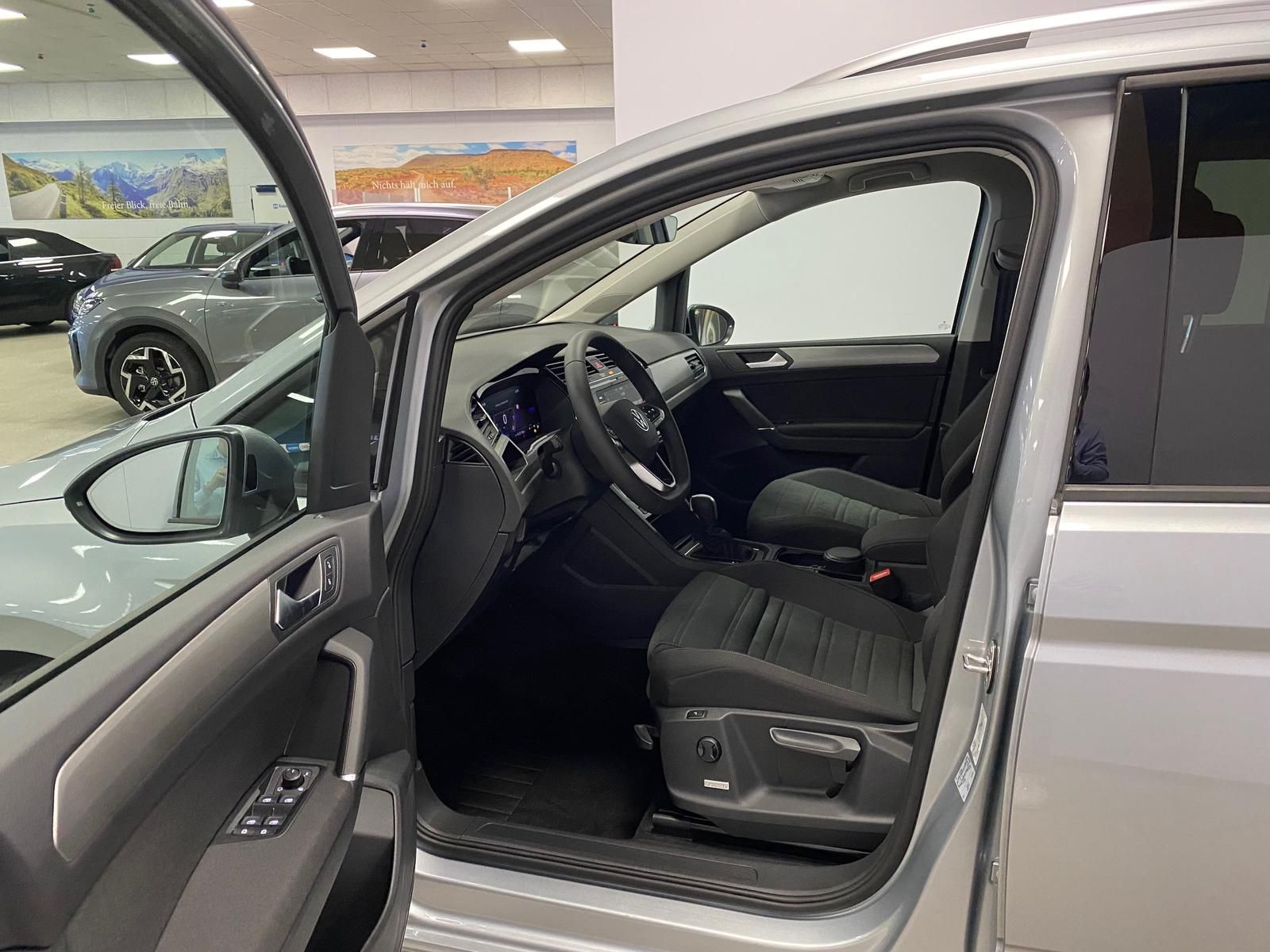 Fahrzeugabbildung Volkswagen Touran 1.5 TSI Comfortline+IQLIGHT+ACC+AHK+TOTWI