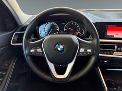 Fahrzeugabbildung BMW 318i T Sport Line LED*Tempomat*Kessy*Navi AHK Sh