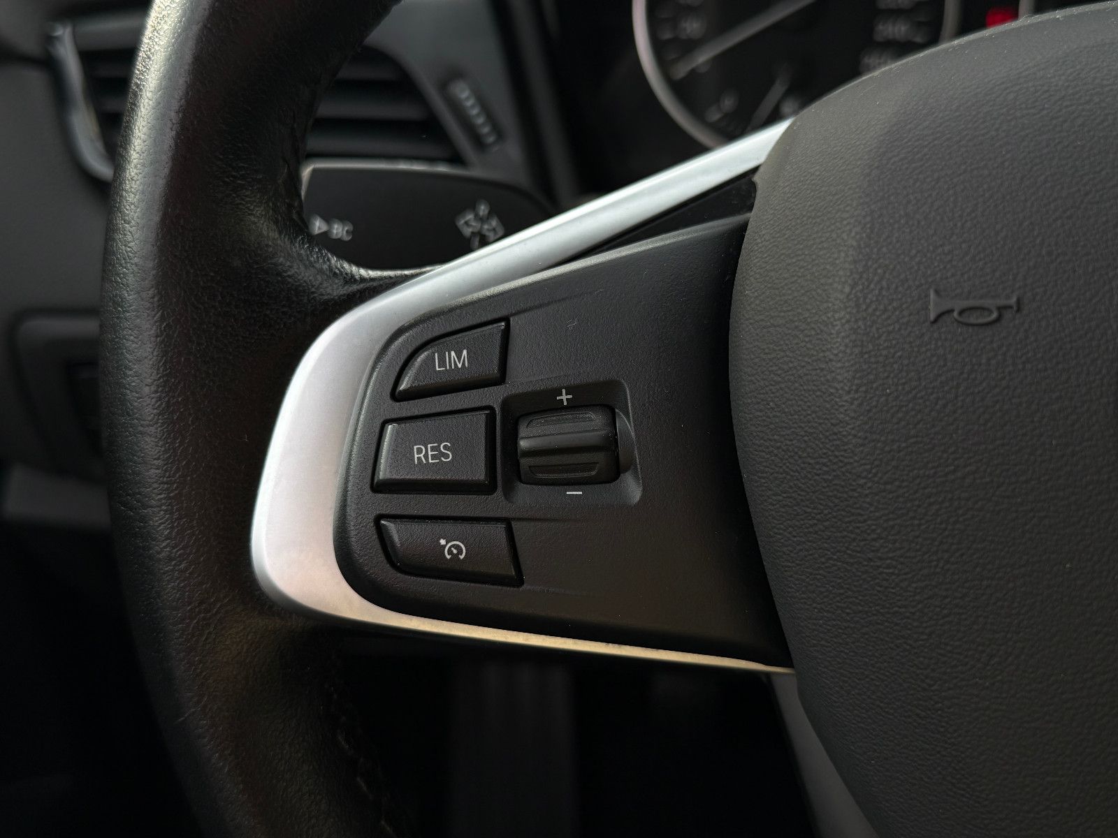 Fahrzeugabbildung BMW 218 Active Tourer Advantage GRA LED PDC SHZ