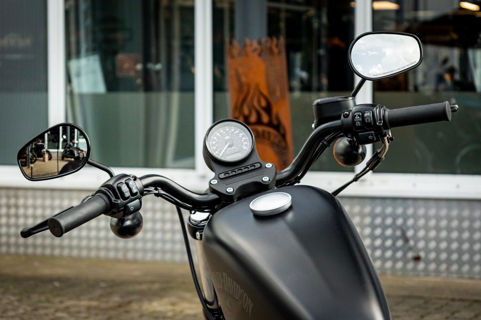 Fahrzeugabbildung Harley-Davidson XL883N Iron 883 - Vance & Hines
