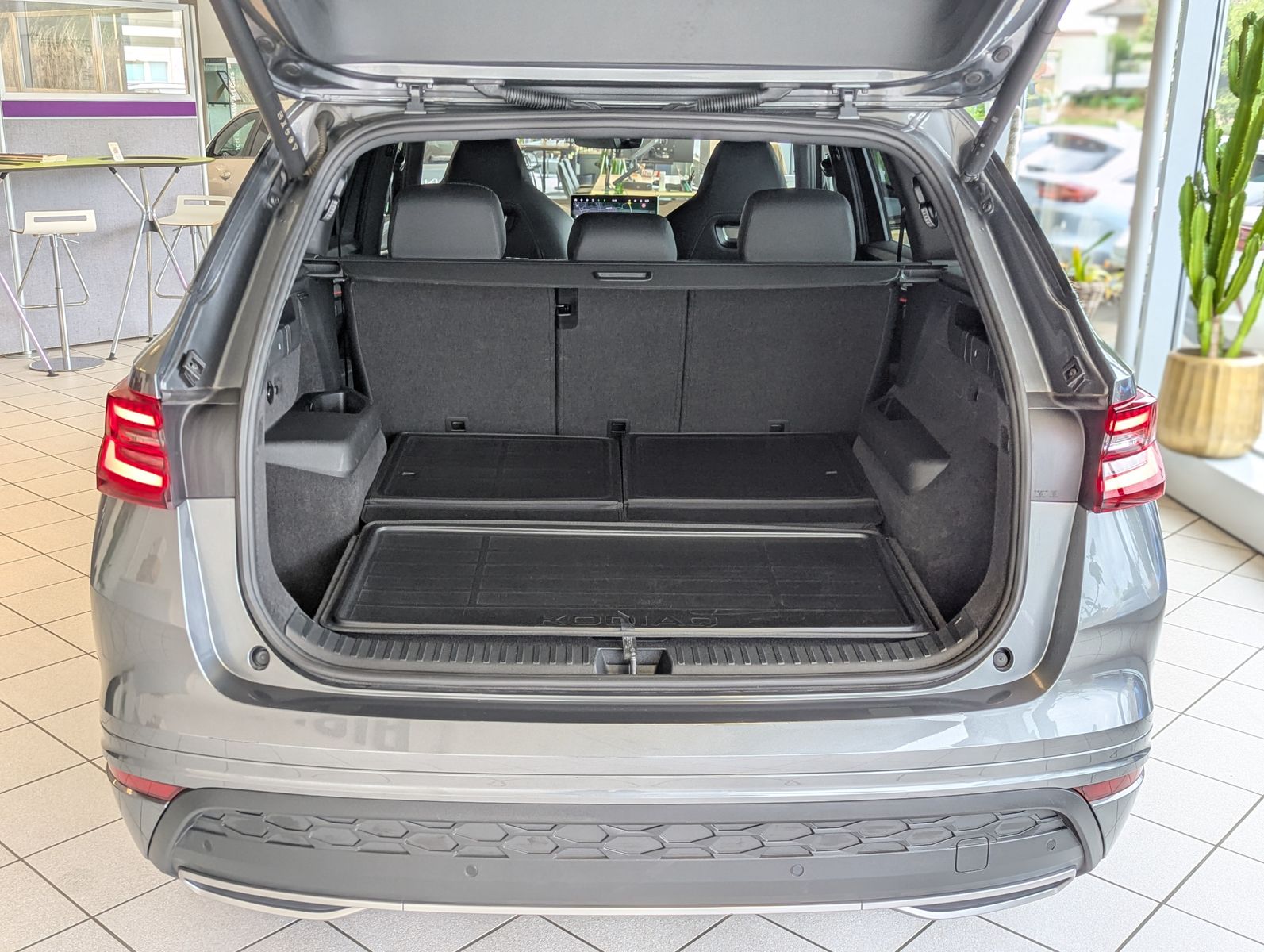 Fahrzeugabbildung SKODA Kodiaq 2.0 TDI Sportline 7-Sitze ACC Memory 20"