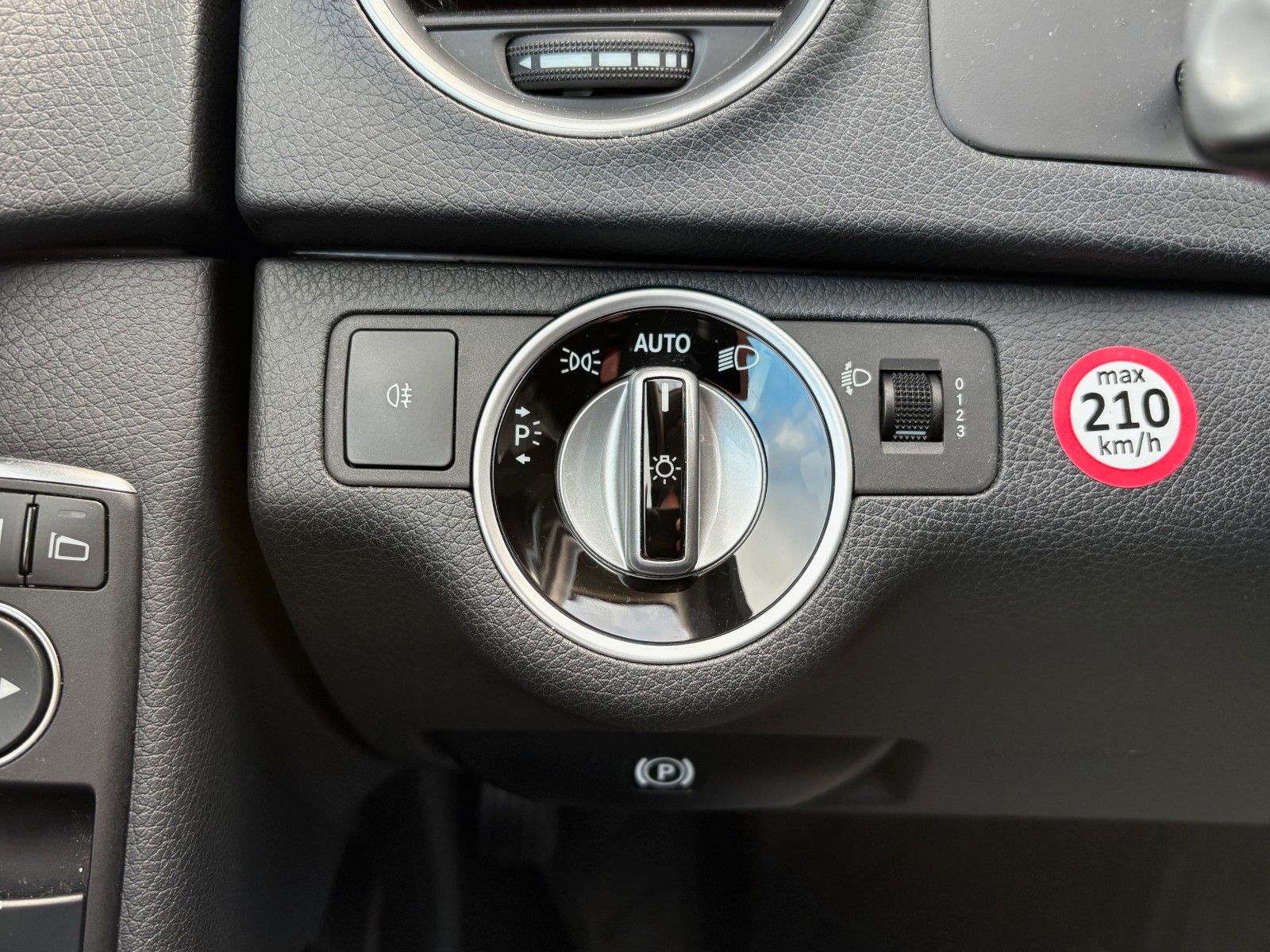 Fahrzeugabbildung Mercedes-Benz C 180 CGI Limo Classic Aut. Navi el. Sitze SPORT