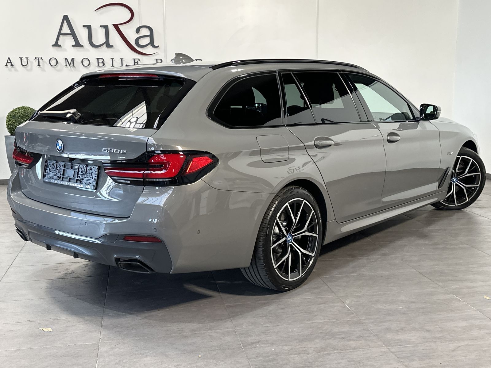 Fahrzeugabbildung BMW 530e Touring M-Sport NAV+LED+HEAD-UP+H&K+19ZOLL