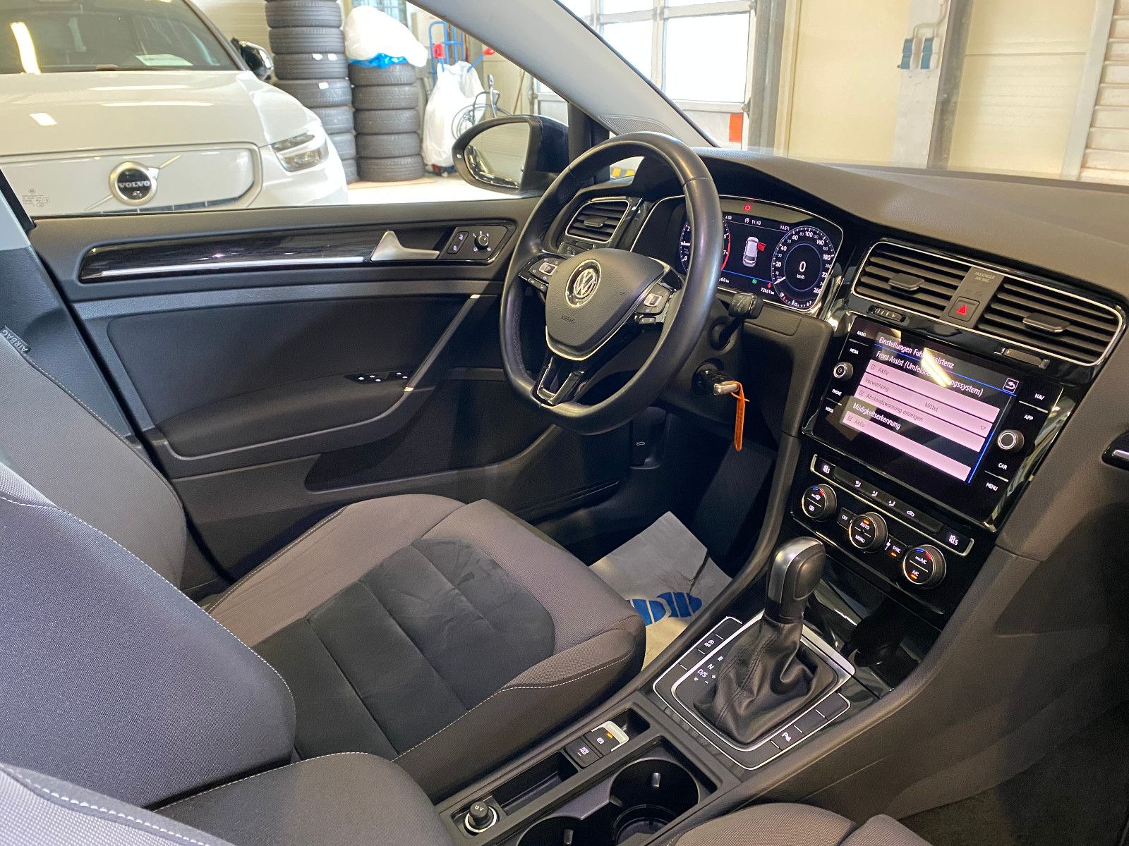 Fahrzeugabbildung Volkswagen Golf VII Lim. Highline DSG ACC Navi Pano Kam LED