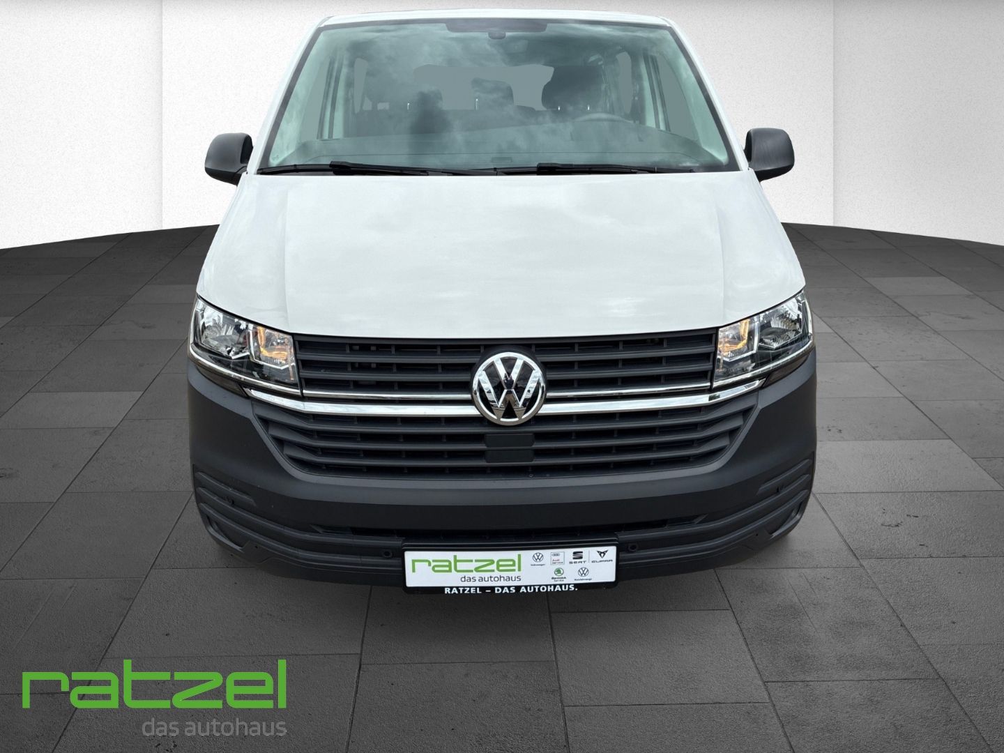 Fahrzeugabbildung Volkswagen T6.1 Kombi KR 2.0 TDI 9 Sitzer AHK DAB Park Dist