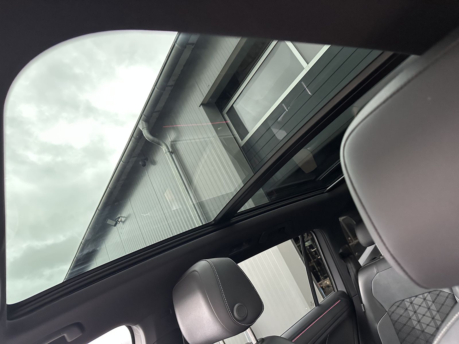 Fahrzeugabbildung Volkswagen Tiguan Allspace R-Line 4M NAV+LED+PANO+AHK+360°