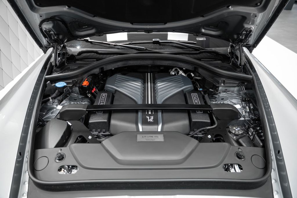 Cullinan BLACK BADGE 2026 GREY/RED STARLIGHT VIP - Bild 30