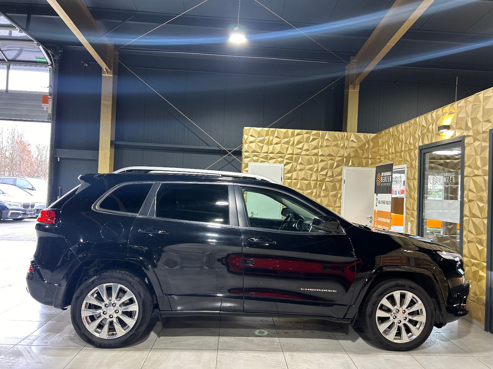 Fahrzeugabbildung Jeep Cherokee M-Jet Overland 4WD/BI-XENON/PANO/MEMORY
