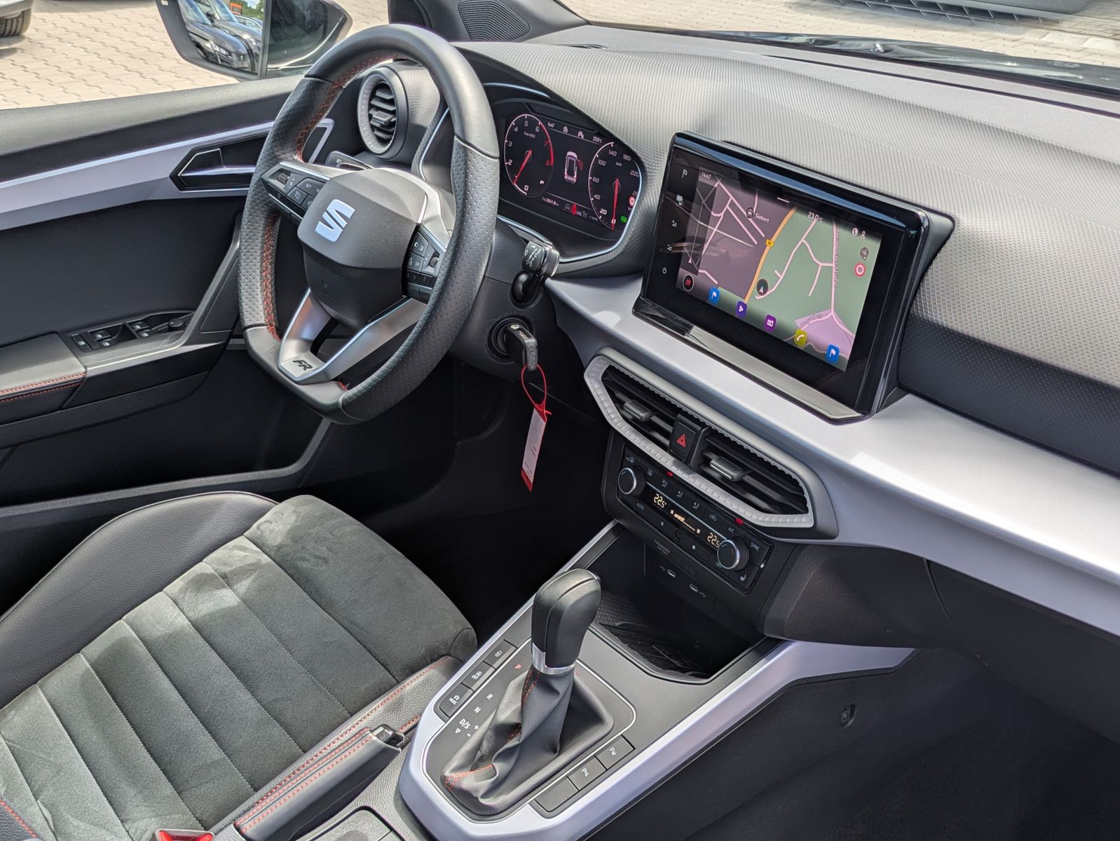 Fahrzeugabbildung SEAT Arona 1.0 TSI FR DSG AHK*ACC*LED*APP*DAB*KAMERA