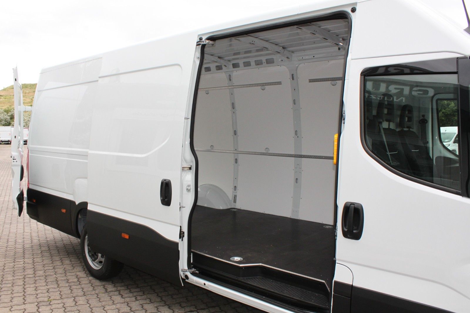 Fahrzeugabbildung Iveco Daily Kasten 3,0 Diesel/Verkleid+Holzboden