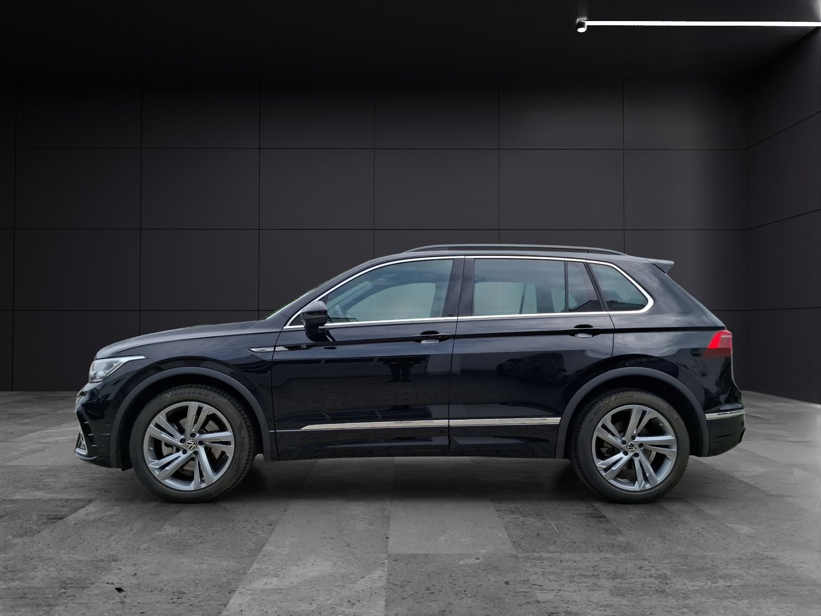 Fahrzeugabbildung Volkswagen Tiguan TSI R-Line 4M DSG Matrix AHK Navi Pano AI