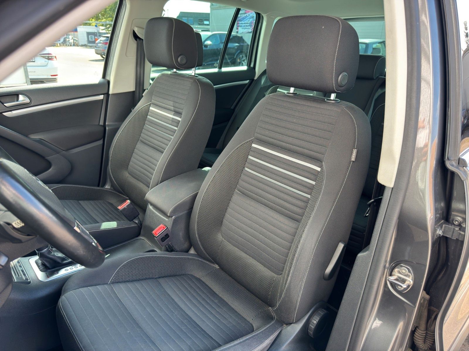 Fahrzeugabbildung Volkswagen TIGUAN 2.0 TDI 4MOT SPORT&STYLE DSG PANO AHK NAV