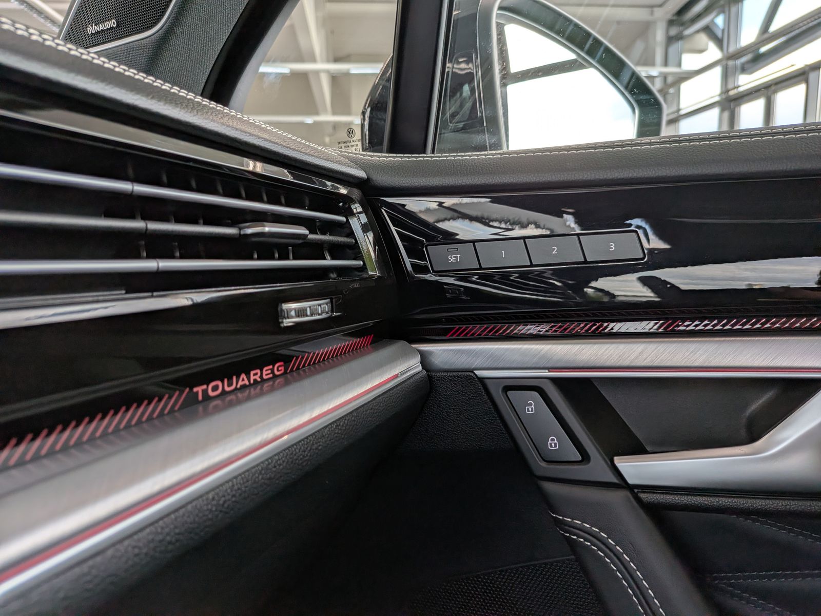 Fahrzeugabbildung Volkswagen Touareg 3.0TDI 4M R-Line VOLL Black 22" UPE 114T