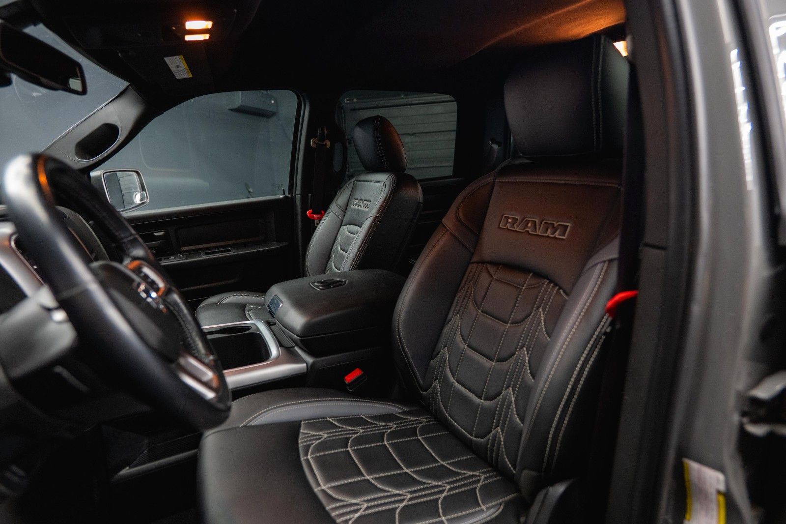 Fahrzeugabbildung Dodge RAM 5.7 V8 HEMI 4x4 OFFROAD Night-Paket *LED*AHK