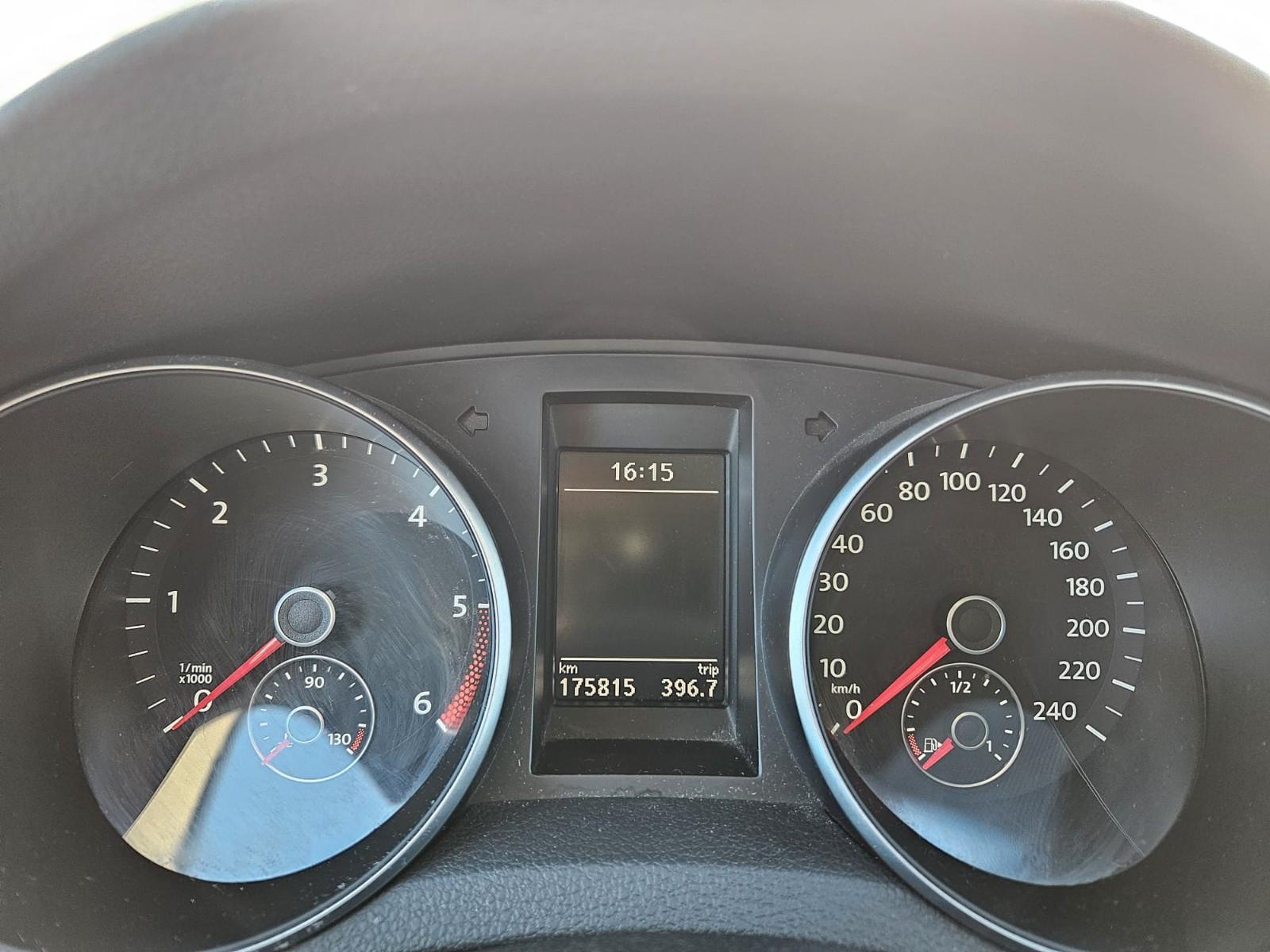 Volkswagen Golf 2013 — interior