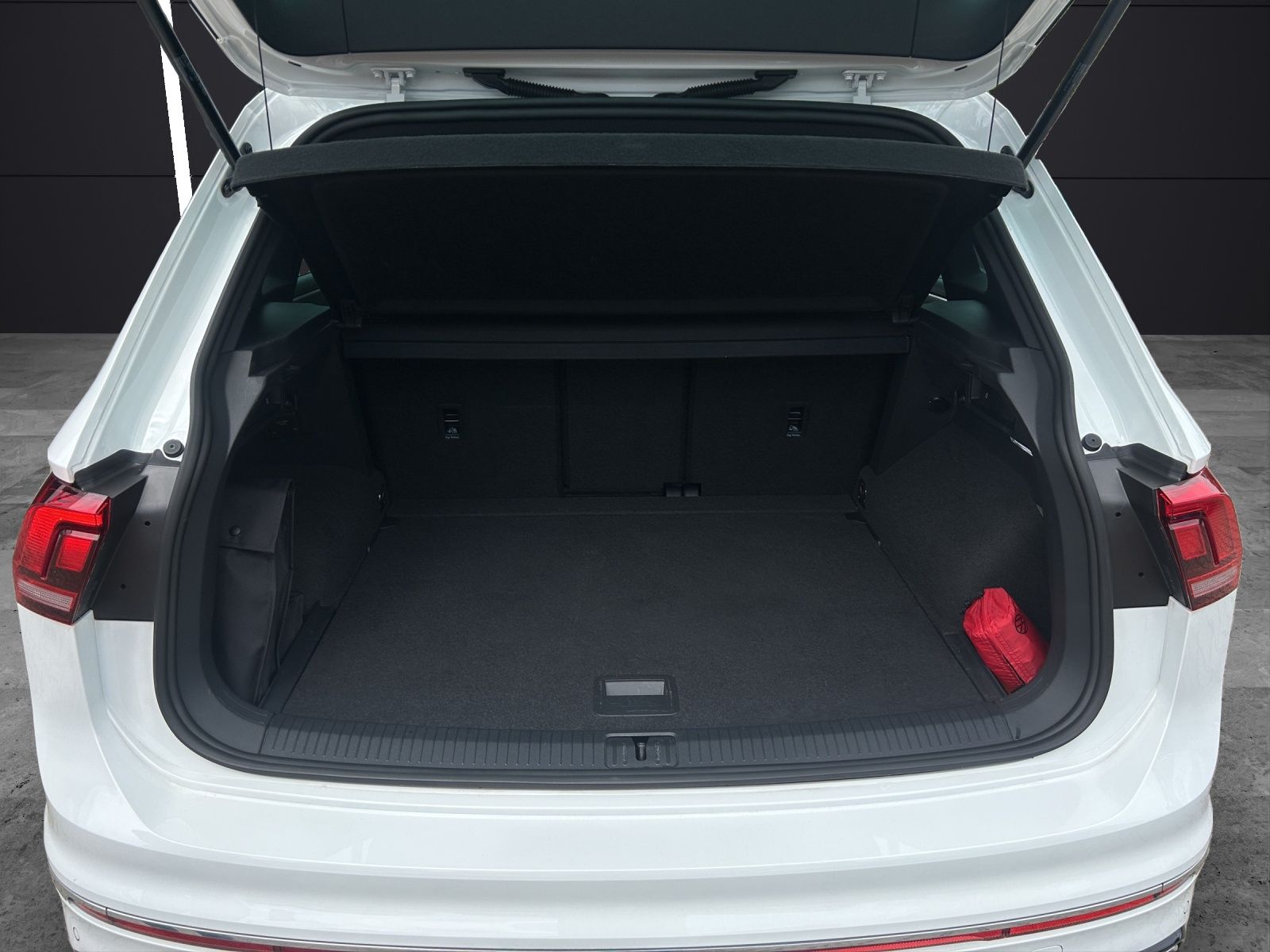Fahrzeugabbildung Volkswagen Tiguan TSI R-Line DSG Standhzg LED AHK Navi AID