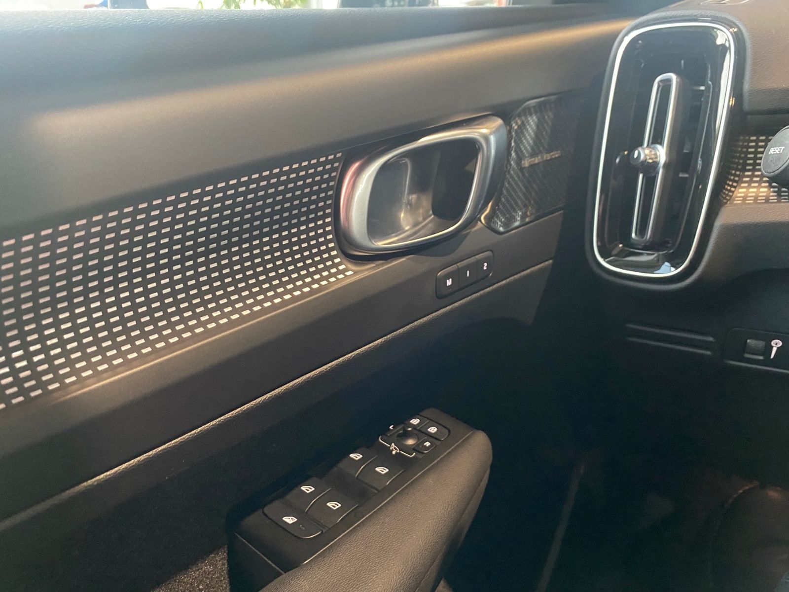 Fahrzeugabbildung Volvo XC40 R Design 2WD AHK LED NAV SHZ ALU