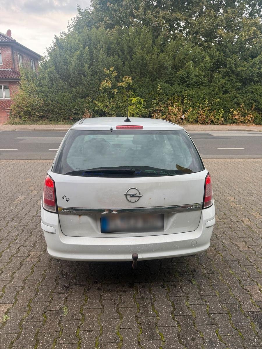 Opel Astra 2009 — rear view