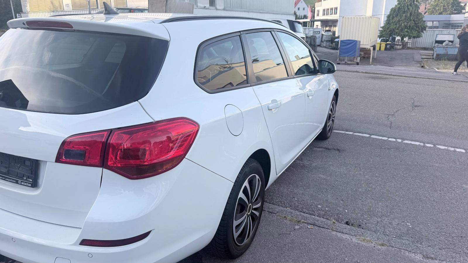 Opel Astra 2011 — photo 6