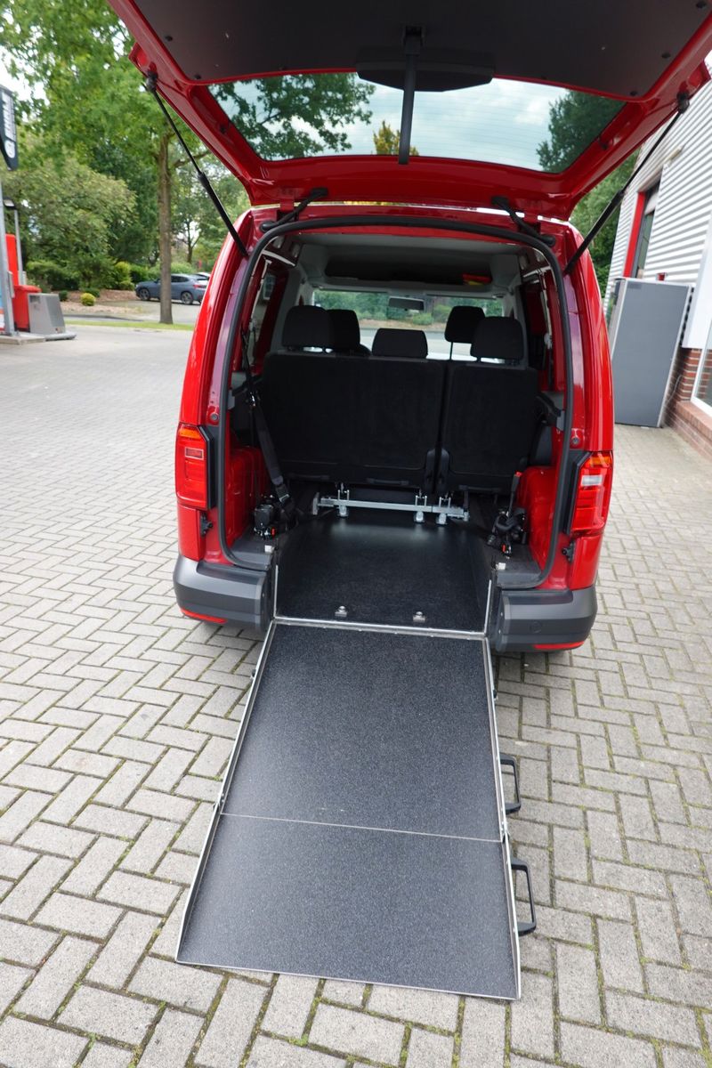 Fahrzeugabbildung Volkswagen mit Rollstuhlrampe im Boden eingelassen
