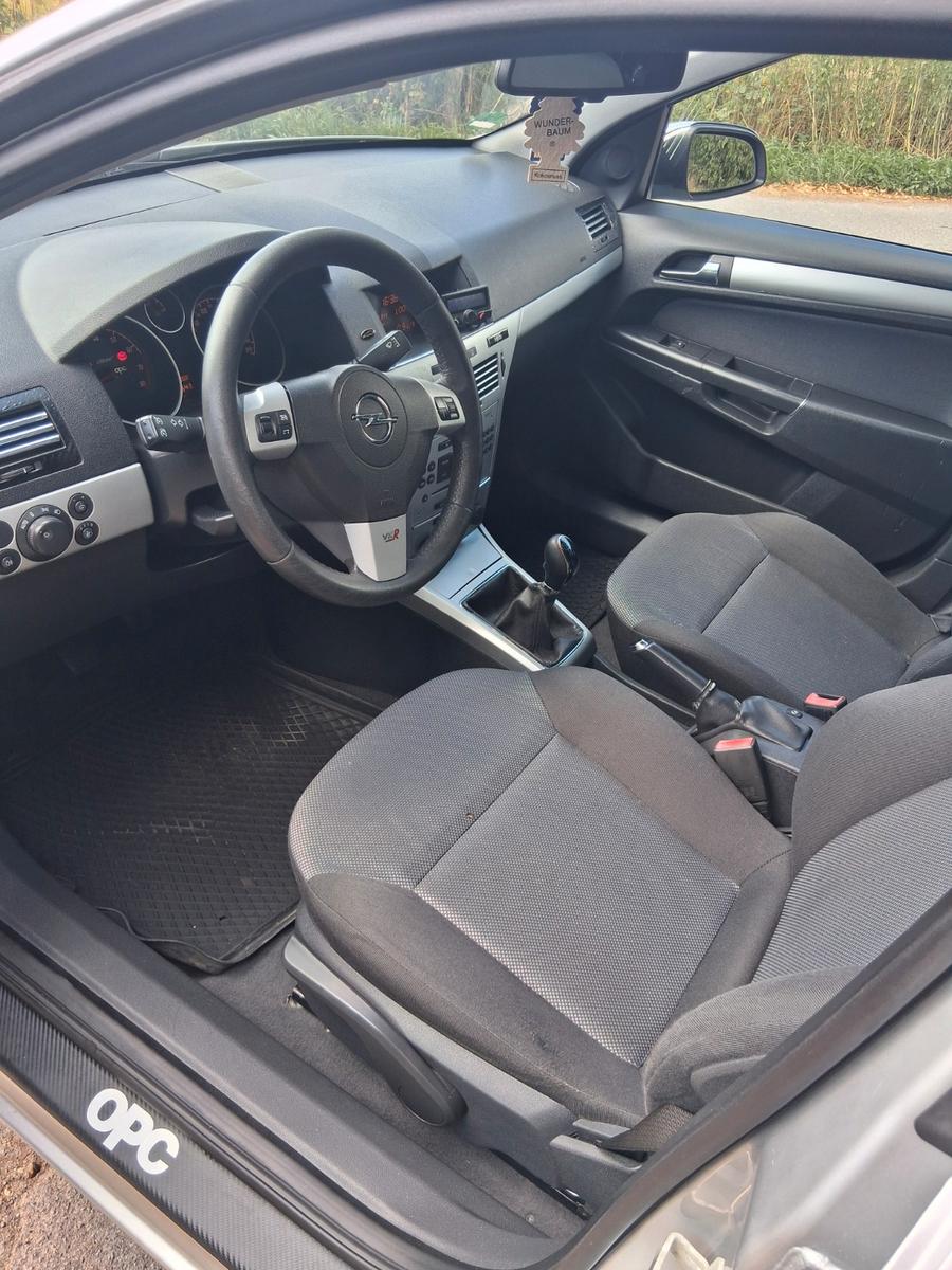 Opel Astra 2009 — photo 10