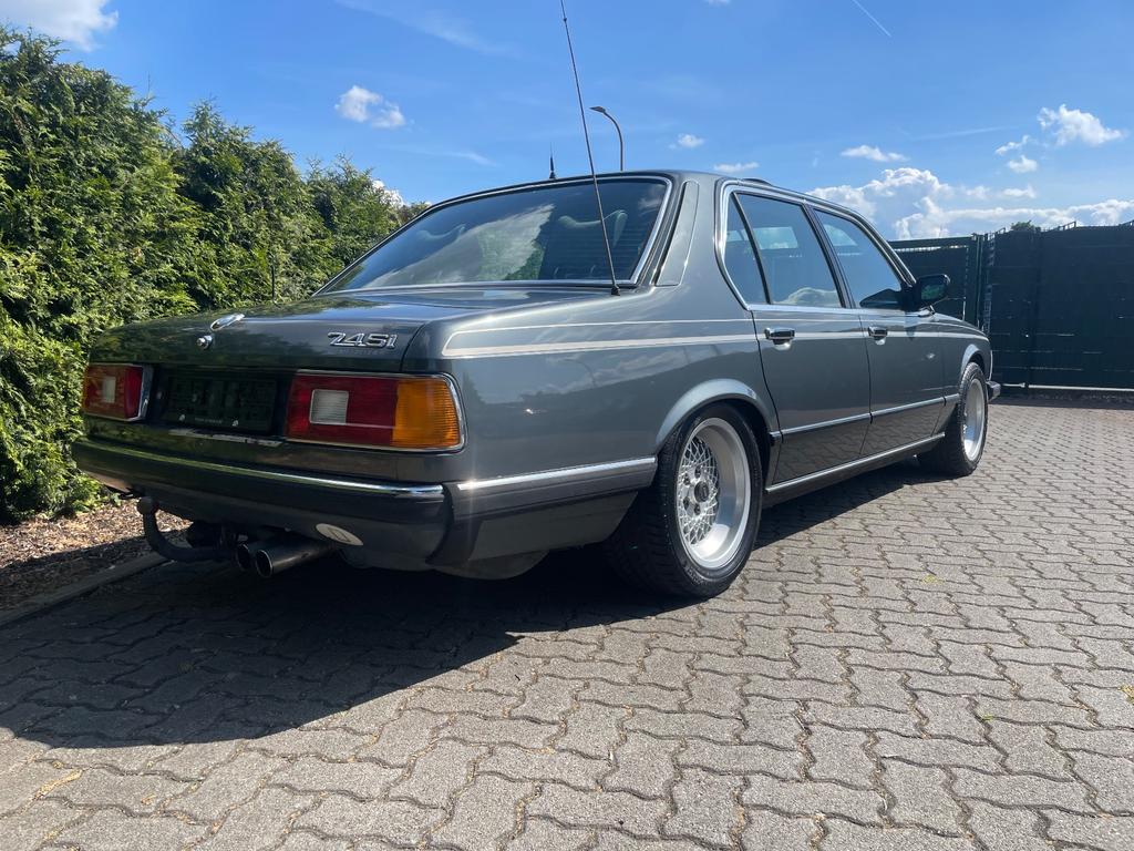 BMW 745