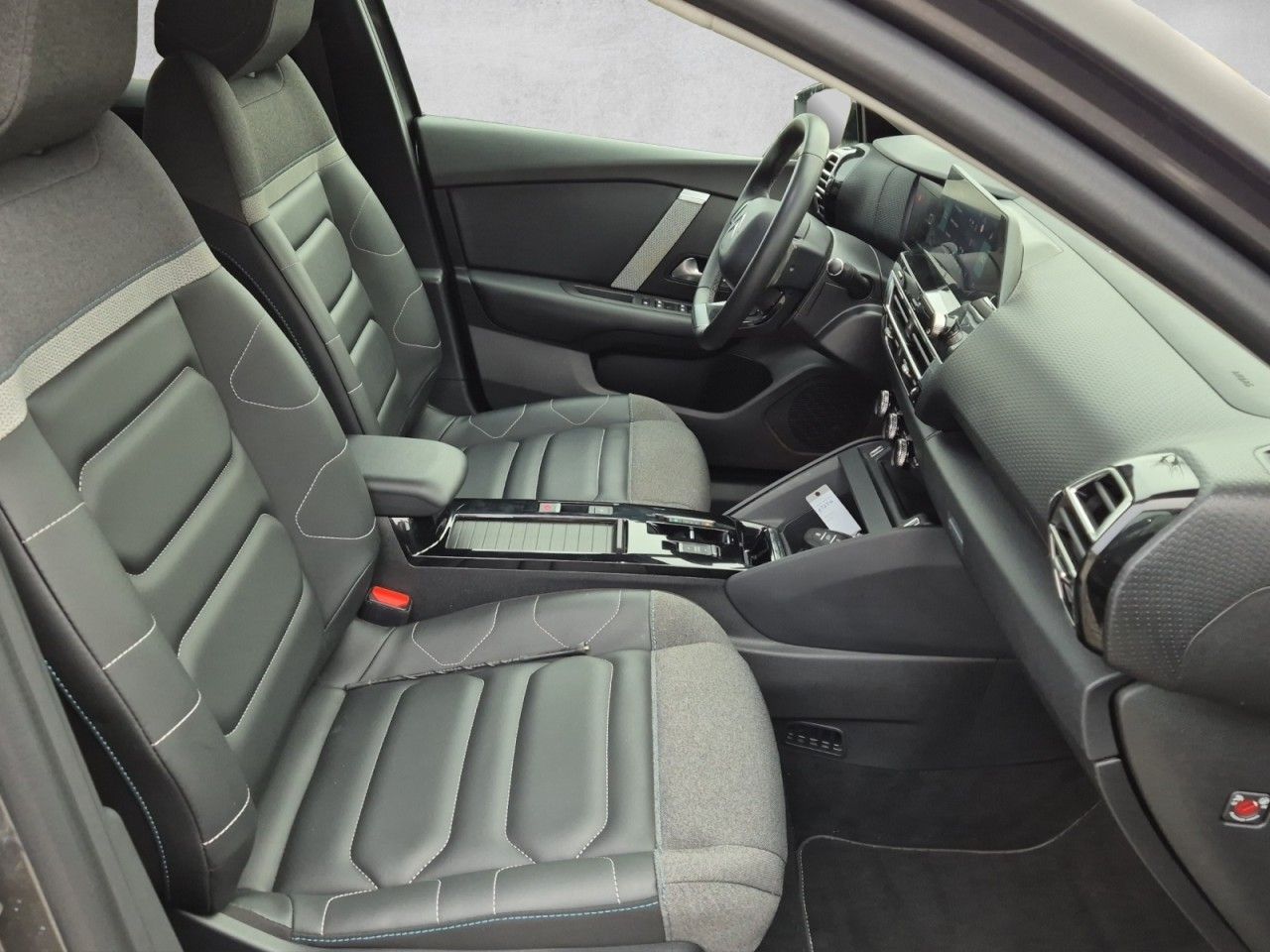 Fahrzeugabbildung Citroën C4 Lim. ë- Shine - viele Extras