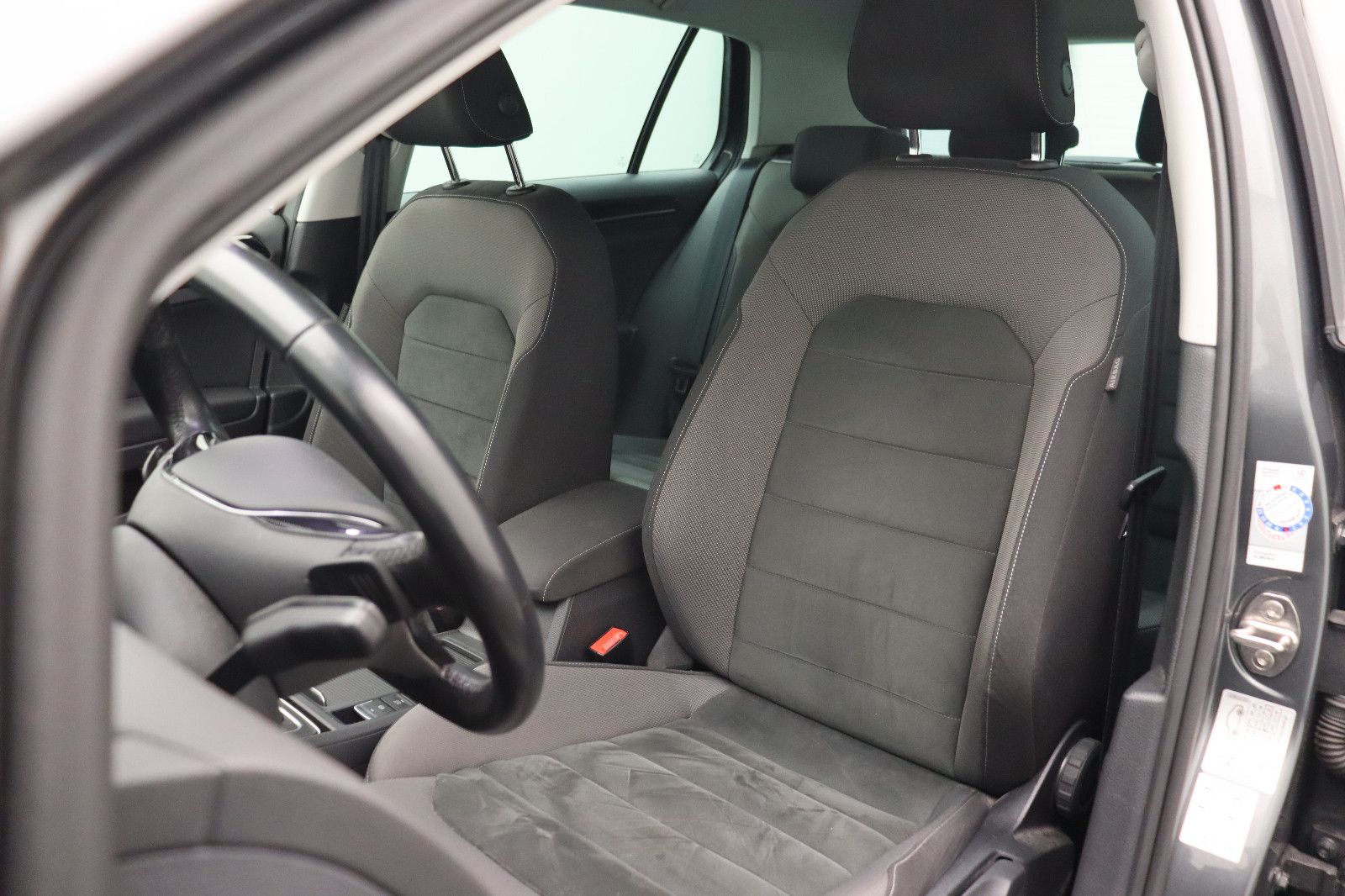 Fahrzeugabbildung Volkswagen Golf VII Lim. 1.5  Highline DSG ACC LED Kamera