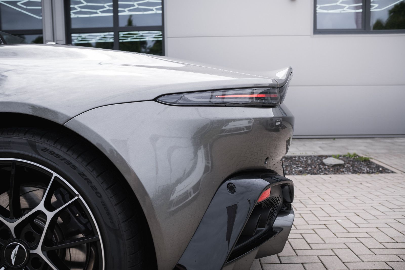 Fahrzeugabbildung Aston Martin V8 Vantage-Roadster-AM Spezialfarbe-Sport Plus.